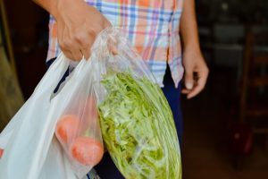Sukses Melawan Sampah Laut: Dilarang dan Cukai Kantong Plastik di AS Berperan Penting