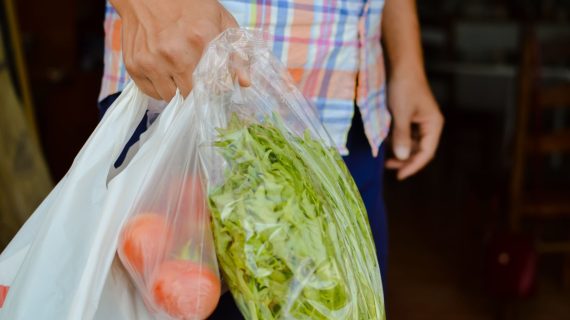 Sukses Melawan Sampah Laut: Dilarang dan Cukai Kantong Plastik di AS Berperan Penting
